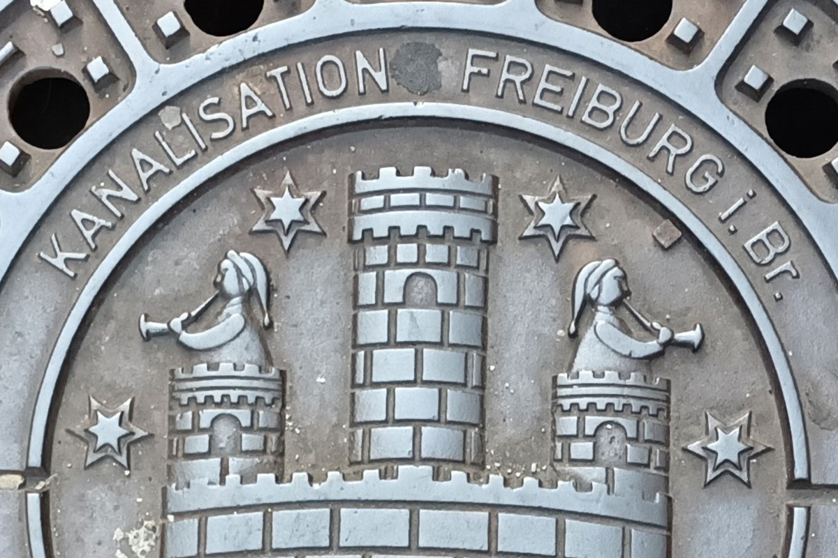 Gully-Deckel mit Aufschrift "Kanalisation Freiburg"