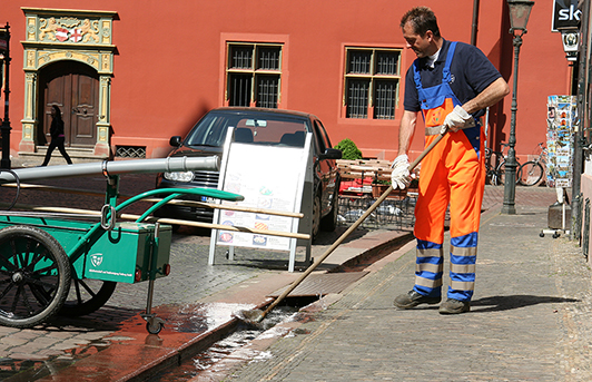 Der Bächleputzer bei der Arbeit